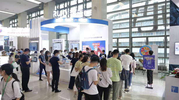 1-千亿国际展台人流攒动.jpg