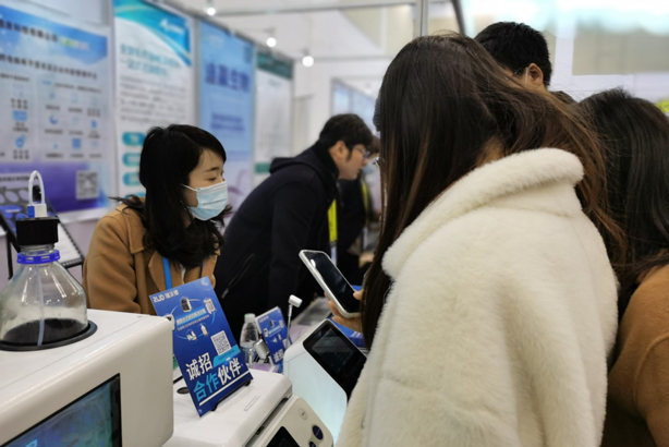 5-千亿国际展台前.jpg