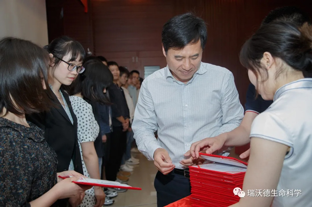 4-千亿国际总经理修先帅为获奖学子颁奖.jpg