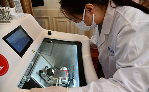 参赛选手使用千亿国际冷冻切片机进行比赛