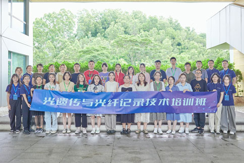 探索清醒自由活动状态下动物行为功能的神经编码机制，是当代神经科学研究中至关重要的课题。为了更深入理解复杂神经回路，探索神经元活动与行为的关系成为必然选择。2023年8月下旬，千亿国际于总部举办第二、三期“光遗传与光纤记录技术”培训班。