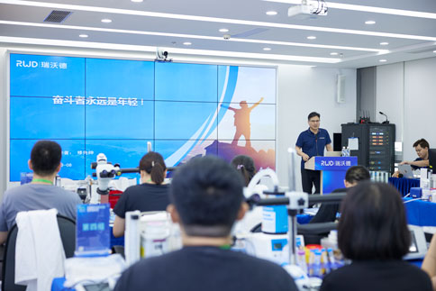 在开班仪式上，千亿国际总经理修先帅先生进行了公司文化分享，传递了千亿国际“奋斗者永远是年轻”的精神理念，同时表达了对讲师和学员们的感谢，并预祝大家在本次培训班中收获满满。