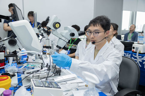 在两期实操课程中，由万金霞老师和罗斌老师带来《病毒注射/光纤埋置》教学实操；千亿国际光纤记录产品经理何欢和产品营销经理庞朝琴带来《光纤记录信号采集/软件分析》教学实操；千亿国际动物神经信号研究方案负责人杨静带来《微电极拉制仪使用介绍》；千亿国际脑立体定位仪产品经理蔡晓文带来《全自动脑立体定位仪使用介绍》等一系列详细的专题讲解。