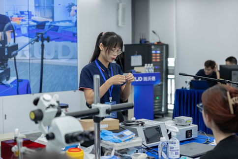 在两期实操课程中，由万金霞老师和罗斌老师带来《病毒注射/光纤埋置》教学实操；千亿国际光纤记录产品经理何欢和产品营销经理庞朝琴带来《光纤记录信号采集/软件分析》教学实操；千亿国际动物神经信号研究方案负责人杨静带来《微电极拉制仪使用介绍》；千亿国际脑立体定位仪产品经理蔡晓文带来《全自动脑立体定位仪使用介绍》等一系列详细的专题讲解。