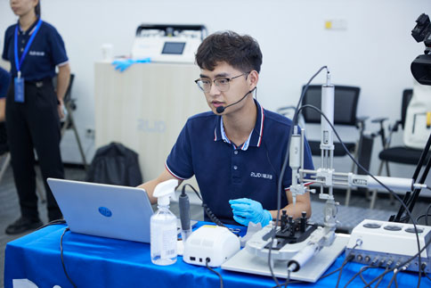 在两期实操课程中，由万金霞老师和罗斌老师带来《病毒注射/光纤埋置》教学实操；千亿国际光纤记录产品经理何欢和产品营销经理庞朝琴带来《光纤记录信号采集/软件分析》教学实操；千亿国际动物神经信号研究方案负责人杨静带来《微电极拉制仪使用介绍》；千亿国际脑立体定位仪产品经理蔡晓文带来《全自动脑立体定位仪使用介绍》等一系列详细的专题讲解。